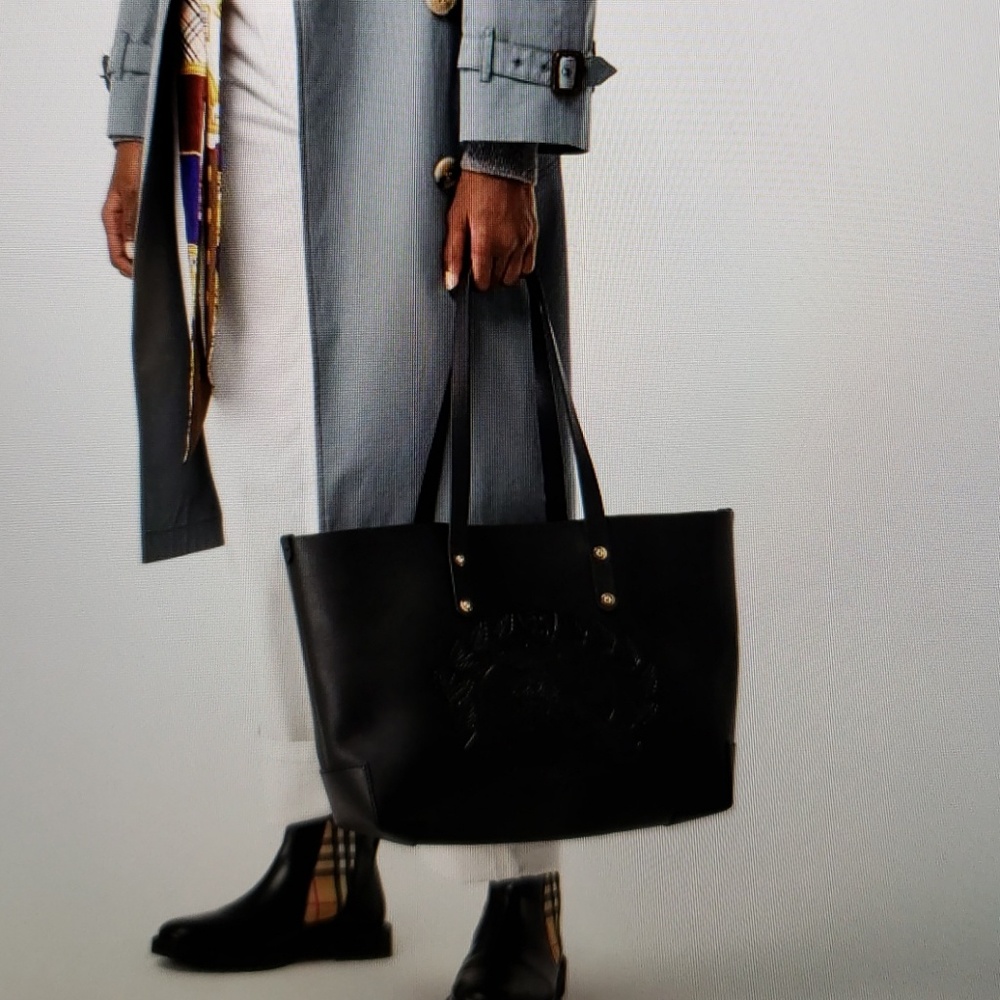 Small Embossed Crest Leather Tote( PRICE FIRM)